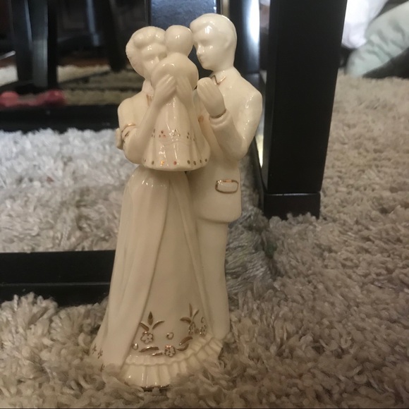 💥Host Pick💥Man, Woman & Child Figurine - Picture 1 of 5